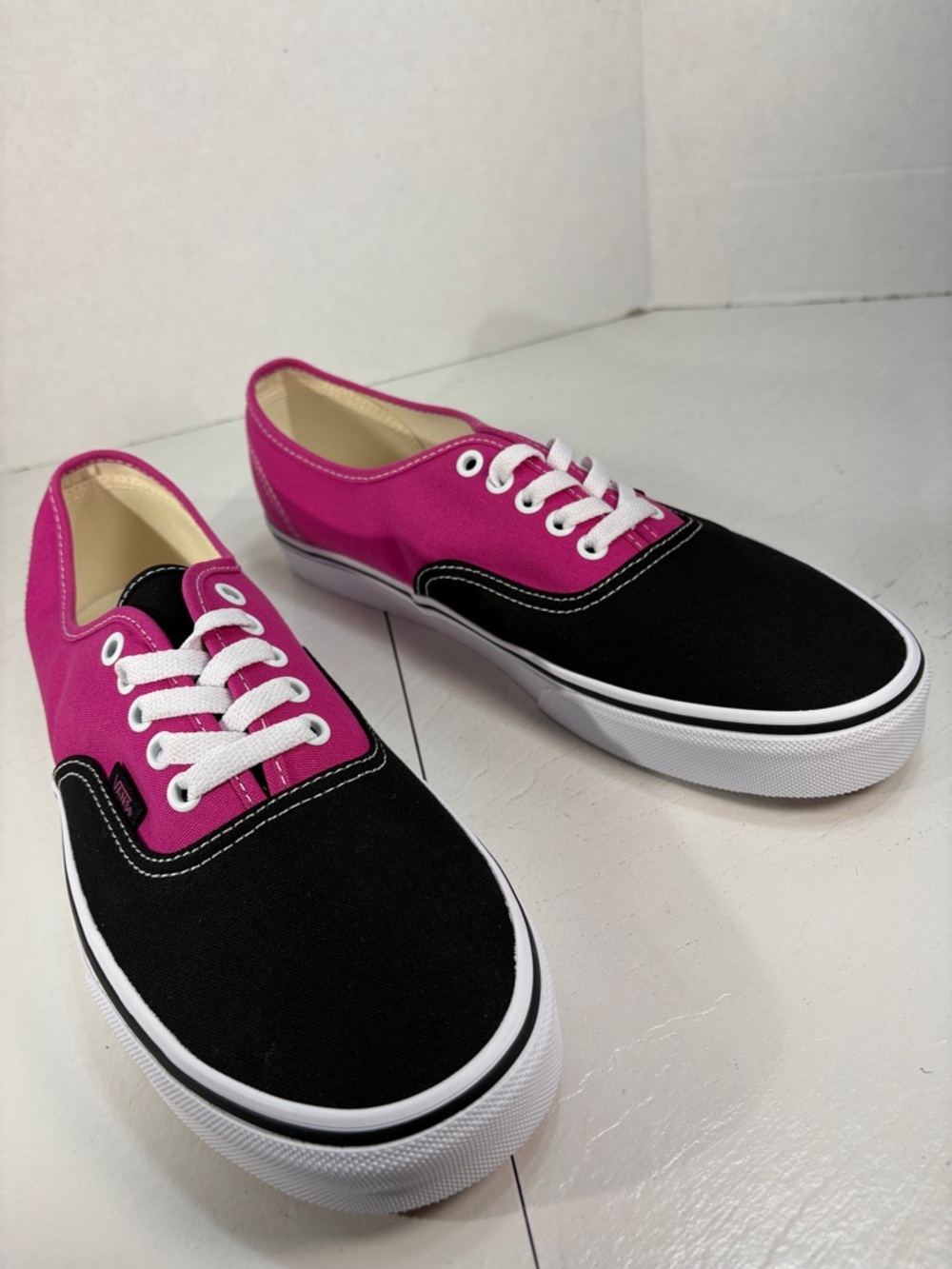 NWT Vans Authentic Low Top Sneakers in Pink and Black Men’s 10.5 - Picture 3 of 10